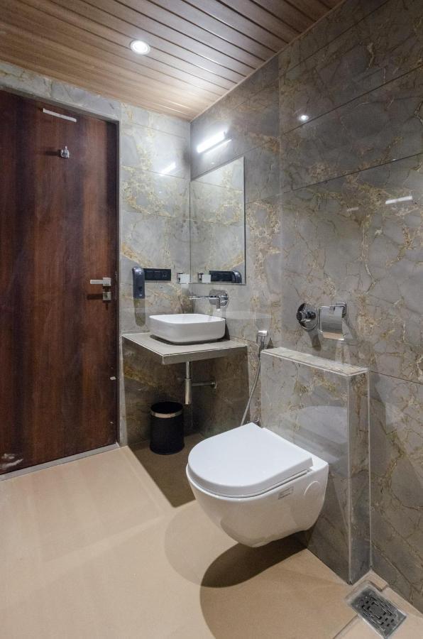 Hotel Diamond 26 Surat Exterior foto
